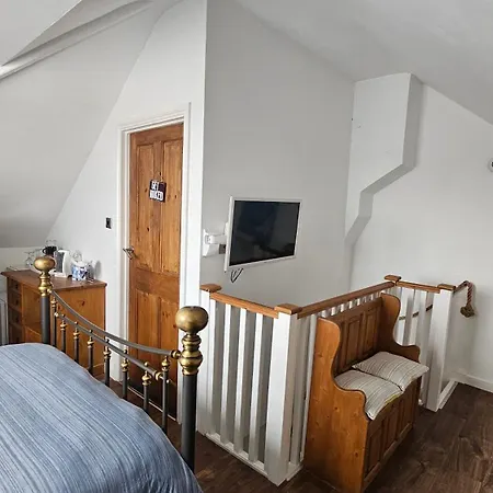 Relaxing Attic Room With En-Suite Jacuzzi Bath Whitstable Exterior photo
