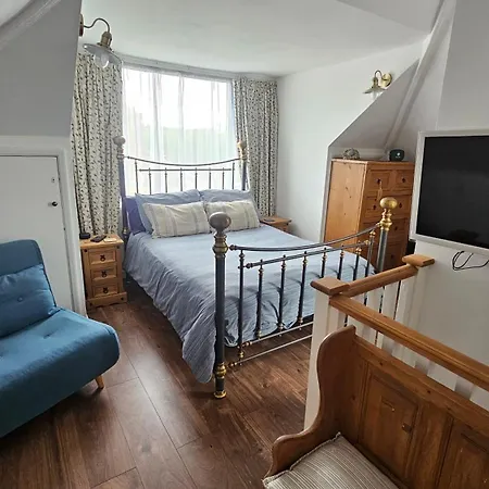 Relaxing Attic Room With En-Suite Jacuzzi Bath Whitstable Exterior photo