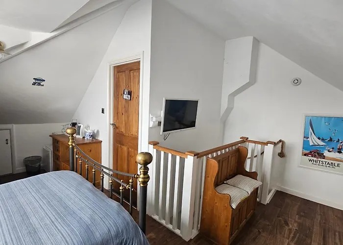 Relaxing Attic Room With En-Suite Jacuzzi Bath