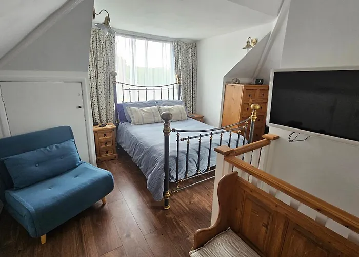 Relaxing Attic Room With En-Suite Jacuzzi Bath