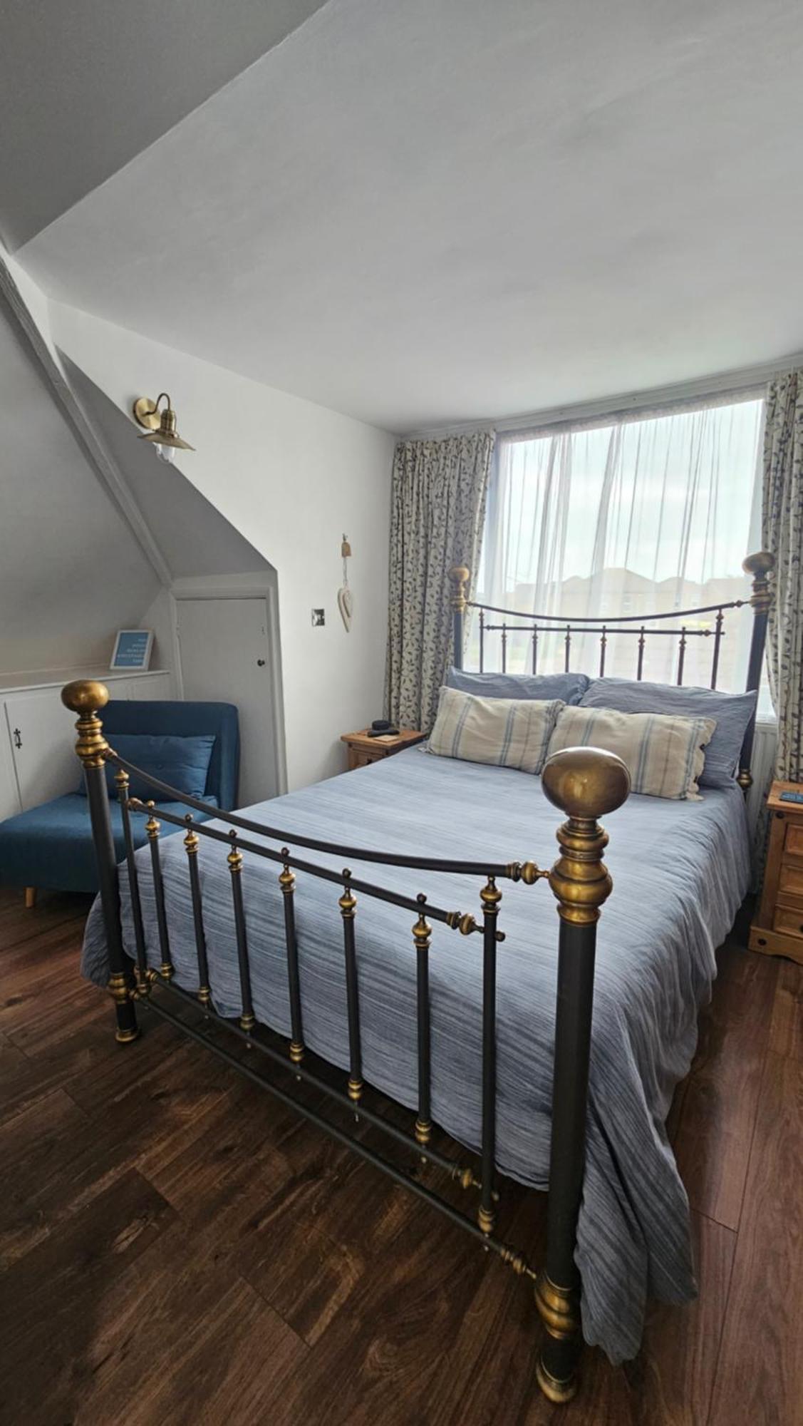 Relaxing Attic With En-suite Jacuzzi Bath Homestay Whitstable