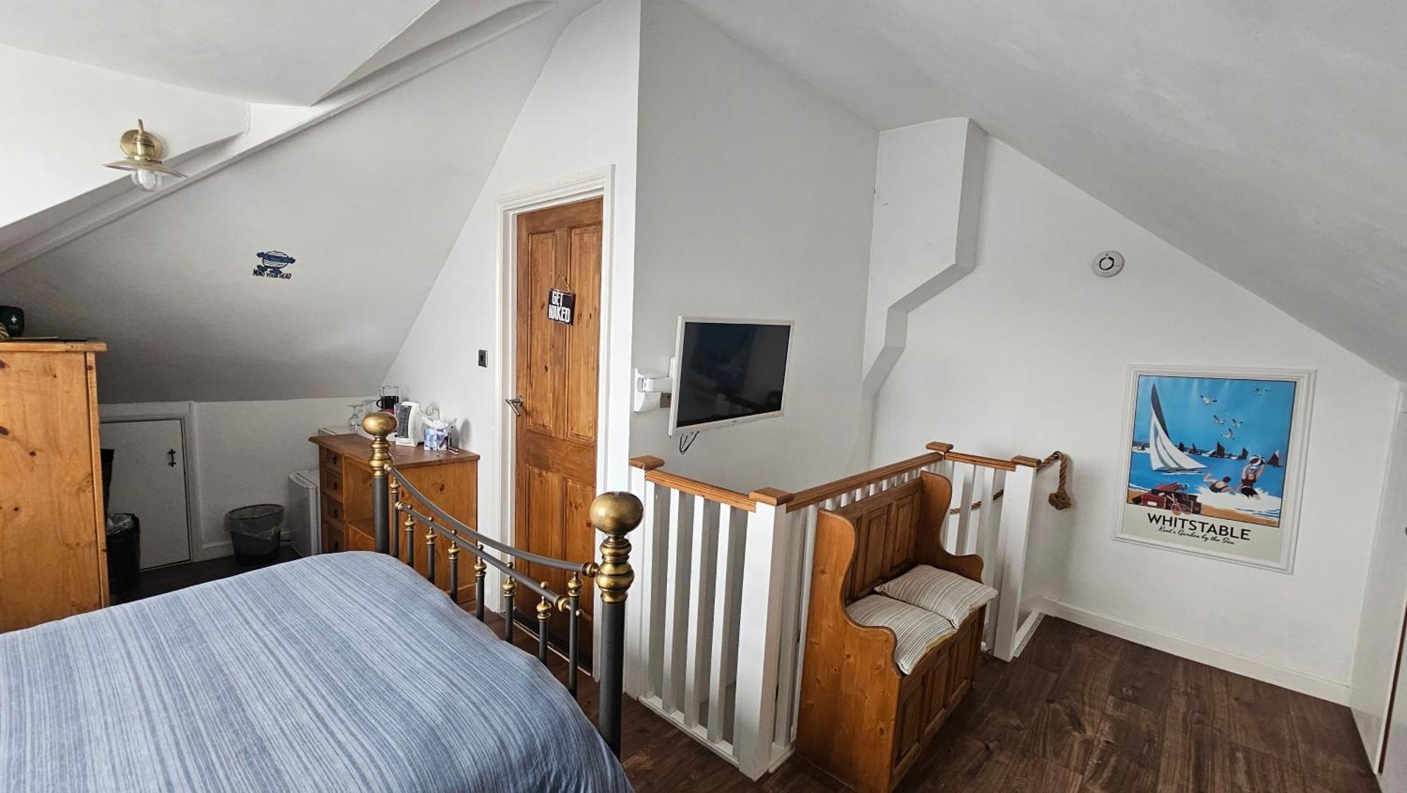 Homestay Relaxing Attic With En-suite Jacuzzi Bath Whitstable